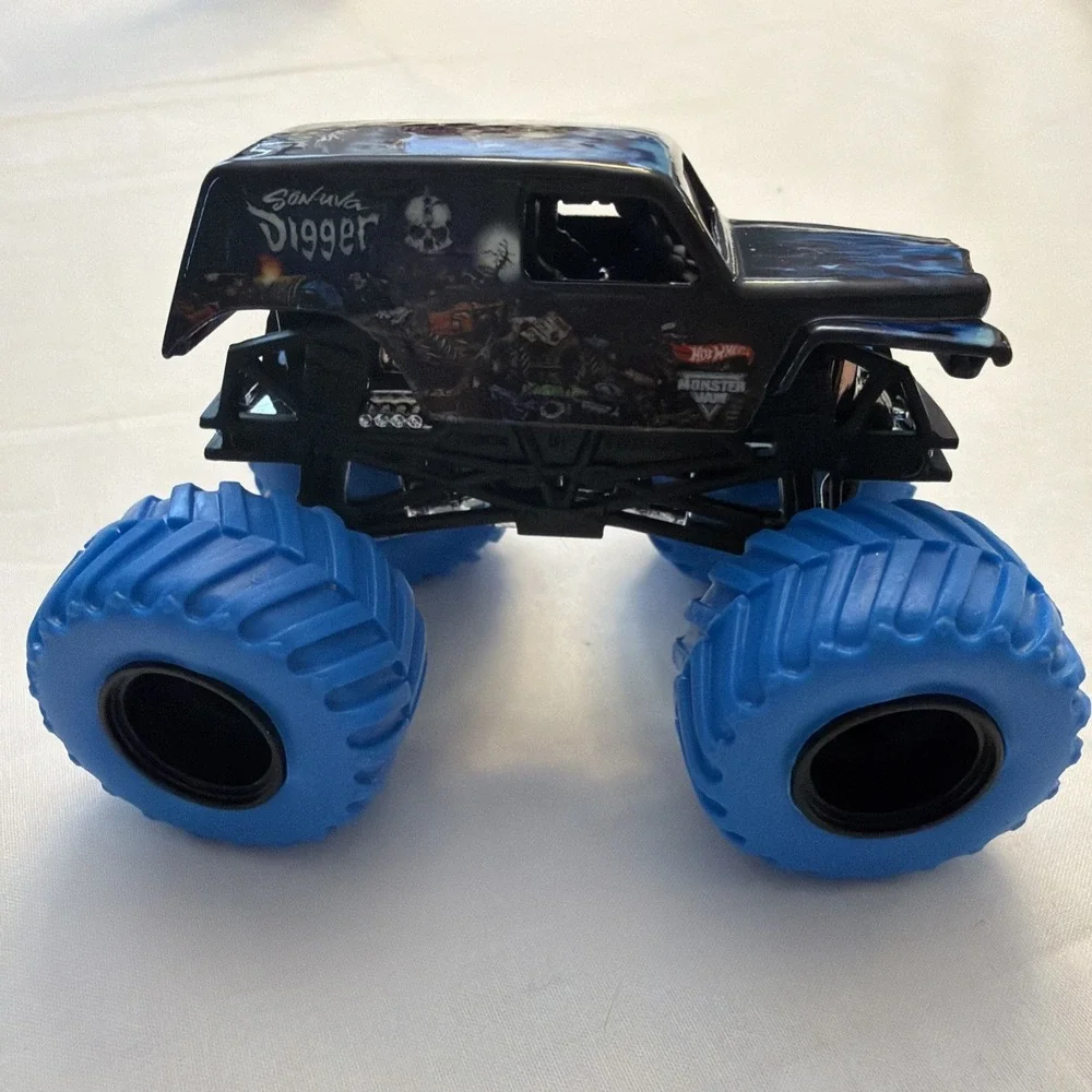 Hot Wheels Monster Jam 1:64 Son-uva Grave Digger Skull Truck‎ Blue Tires Treads